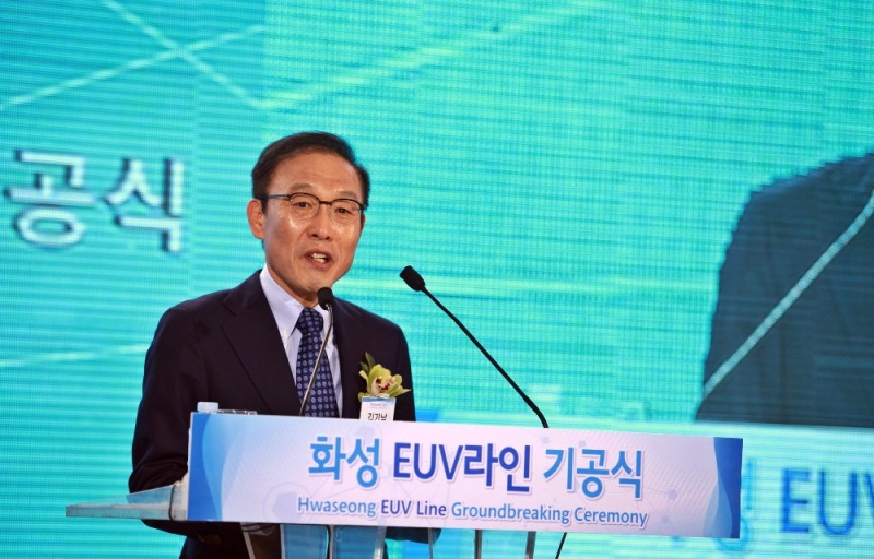 △23일 삼성전자 화성캠퍼스에서 개최된 '화성 EUV라인 기공식'에서 김기남 삼성전자 DS부문장(사장)이 기념사를 하고 있다