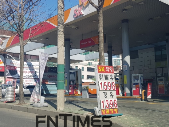 25일 SK에너지 서울 직영 주유소에서 휘발유를 리터당 1598원에 판매하고 있다. 사진=유명환 기자.