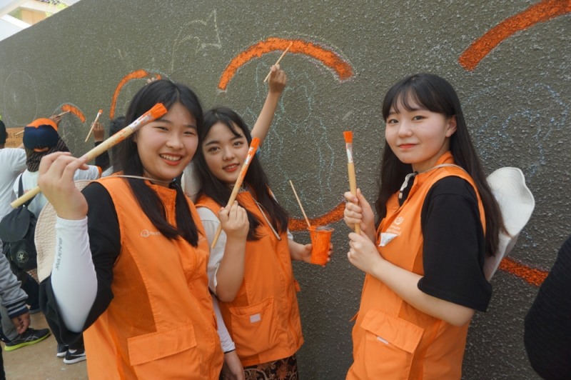 △한화생명 ‘한화해피프렌즈 청소년봉사단’ 인도네시아 아동센터에 벽화 그리기 봉사활동 / 사진=한화생명