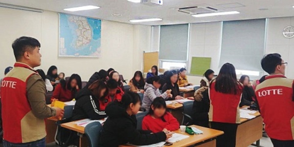 롯데건설 샤롯데봉사단이 지난 21일 안산 단원구에 위치한 '안산글로벌 다문화센터'를 방문해 다문화 가정 대상 교육 봉사활동을 펼쳤다. 사진=롯데건설.