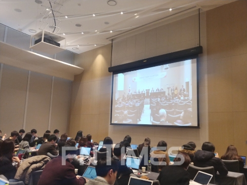 27일 서울 송파구 잠실 롯데월드타워 31층에 마련된 프레스룸에서 롯데지주 임시 주주총회가 실시간 중계되고 있는 모습. 신미진기자