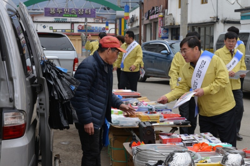 △최인태 영업총괄 부문장(오른쪽)과 헤아림 봉사단원들이 화재피해 예방을 위한 가두 캠페인을 펼치고 있다. / 사진=NH농협손해보험