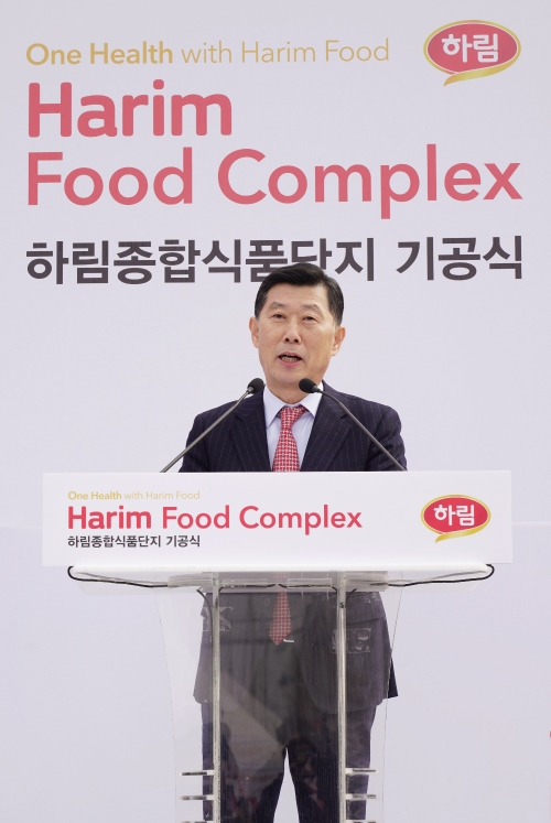 27일 전북 익산시 함열읍 익산제4산업단지에서 개최된 '하림푸드 콤플렉스 기공식'에서 김홍국 하림그룹 회장이 기념사를 하고 있다. 하림그룹 제공