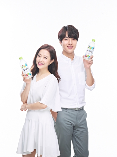 토레타 광고모델 배우 박보영(좌)과 양세종. 코카-콜라 제공