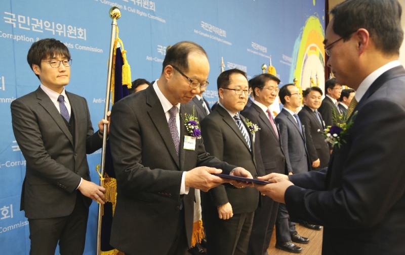 △김민호 주택금융공사 부사장(왼쪽에서 두번째)이 27일 세종시 다솜3로 정부세종컨벤션센터에서 권태성 국민권익위원회 부위원장으로부터 대통령 표창을 수상하고 있다./ 사진제공=주택금융공사