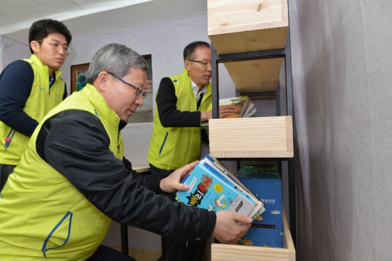 △오병관 대표이사(사진 왼쪽)와 헤아림봉사단이 서대문구 소재 저소득층 가정을 방문해 봉사활동을 펼치고 있다. / 사진=NH농협손해보험