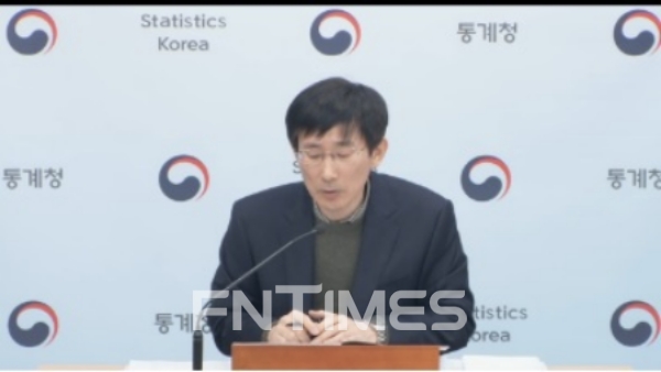 어운선 통계청 산업동향과장이 2일 '2018 1월 산업활동동향'을 발표하고 있다.