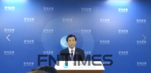 이주열 한국은행 총재가 2일 문재인 대통령의 연임 지명을 받은 뒤 열린 태평로 한은 본부 기자간담회에서 지명 소감을 밝히고 있다.