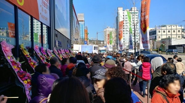 지난 2일 문을 연 ‘신진주역세권 줌시티 오피스텔’ 견본주택을 보기 위해 사람들이 줄을 서고 있다.