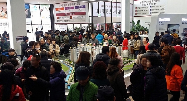 '창원 롯데캐슬 프리미어' 견본주택을 수요자들이 둘러보고 있다. 사진=롯데건설.