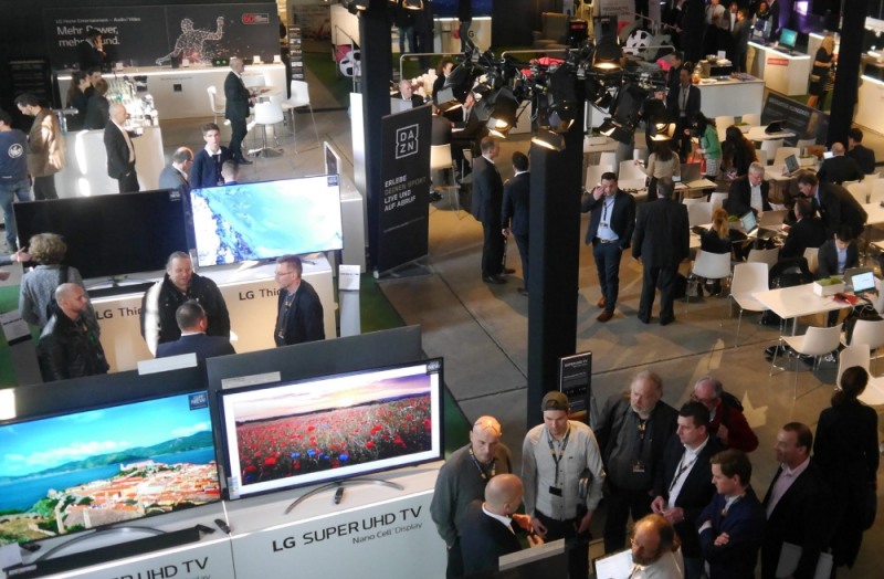 △LG전자가 지난달 20일 독일 쾰른에서 지역 거래선과 미디어를 대상으로 ‘AI 올레드 TV’ 등 2018년 신제품을 소개하는 ‘LG 로드쇼’를 개최했다