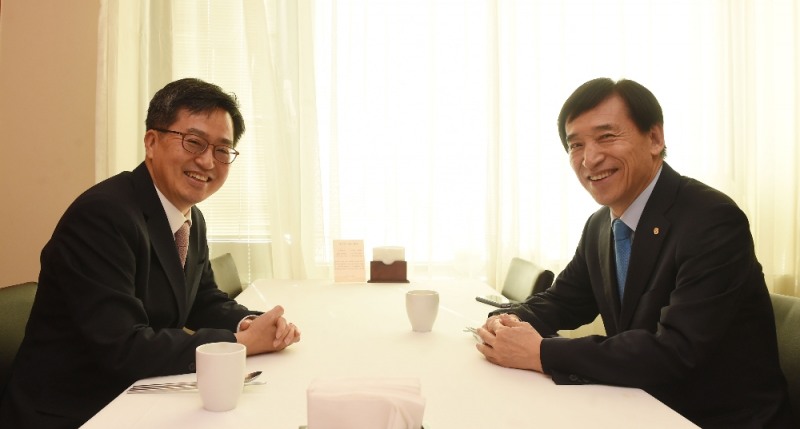 △김동연 부총리 겸 기획재정부 장관이 5일 시청 앞 인근 식당에서 이주열 한국은행 총재와 기념촬영을 하고 있다. /사진제공=한국은행