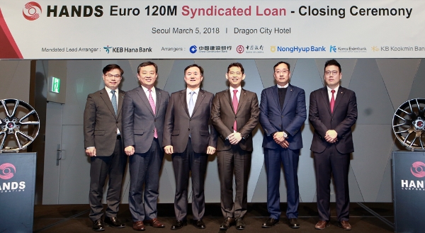지난 5일 KEB하나은행과 핸즈코퍼레이션(주) 임직원들이 서울 용산 드래곤시티호텔에서 핸즈코퍼레이션(주) 모로코 현지 공장 신축자금 조달을 위한 신디케이트론 딜 클로징 세레모니를 개최하고 기념촬영을 하고 있다. 사진 좌측부터 KEB하나은행 박의수 경인영업본부장, 배기주 IB사업단장, 박지환 기업영업그룹장, 핸즈코퍼레이션(주) 승현창 회장, 이석주 사장, 이승현 전무. / 사진= KEB하나은행