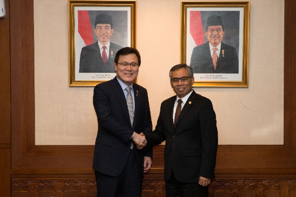 최종구 금융위원장과 인도네시아 금융감독청(OJK) 윔보 산토소(Wimboh Santoso) 청장이 악수를 하고 있다. / 사진= 금융위원회