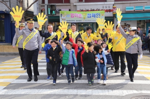 △KB손해보험의 어린이 교통안전 '엄마손 캠페인' 현장 / 사진=KB손해보험