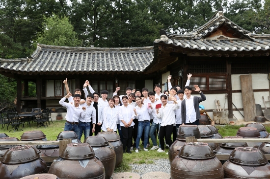 7일 SK 뉴스쿨 학생들이 전통 재래 된장 브랜드 '두향' 김종희 종부와 기념 촬영을 하고 있는 모습. 사진=SK행복나눔재단.