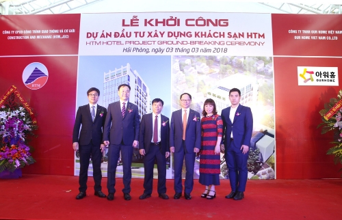 지난 3일(현지시각) 베트남 하이퐁에서 열린 ‘HTM 호텔’ 기공식에서 다오 만 센 HTM 회장(좌측에서 세 번째)과 김길수 아워홈 사장(좌측에서 네 번째) 등 양사 주요 관계자들이 기념촬영을 하고 있다. 아워홈 제공 