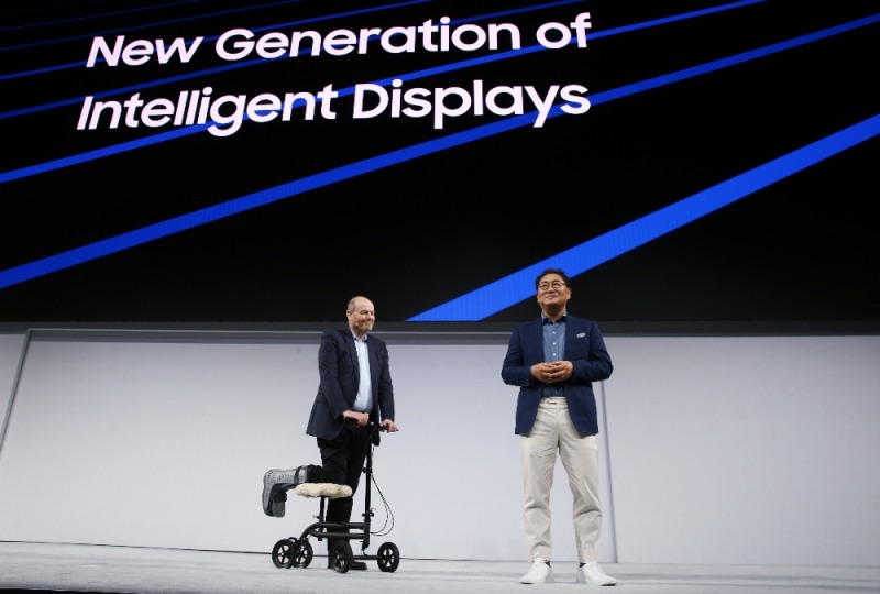 △마크 톰슨 뉴욕타임즈 CEO와 한종희 삼성전자 사장이 양사간 협력을 발표하고 있다