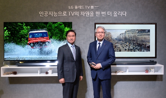 △최상규 LG전자 한국영업본부장(왼쪽)과 권봉석 LG전자 HE사업본부장이 지난 5일 서울시 서초구 양재동 소재 서초R&D캠퍼스에서 ‘LG OLED TV AI ThinQ(씽큐)’를 선보였다