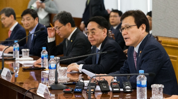 최종구 금융위원장은 8일 서울 중구 은행회관에서 공공기관의 법인대표자 연대보증 폐지와 관련해 공공기관, 은행권과 간담회를 열어 추진상황을 점검하고 은행권의 협조를 당부했다. / 사진= 금융위원회