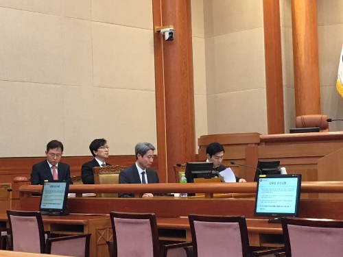 8일 서울 종로구 헌법재판소 대심판정에서 열린 유통산업발전법 제12조의2 위헌소원 공개변론에 참석한 청구인 측 대리인단. 신미진기자