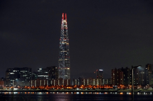 잠실 롯데월드타워 최상부에 올림픽 성화가 점등돼있다. 롯데그룹 제공
