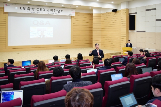9일 박진수 LG화학 부회장이 충남 서산시 대산공장에서 열린 기자간담회에서 중장기 성장 목표에 대해 설명하고 있다. 사진=LG화학.