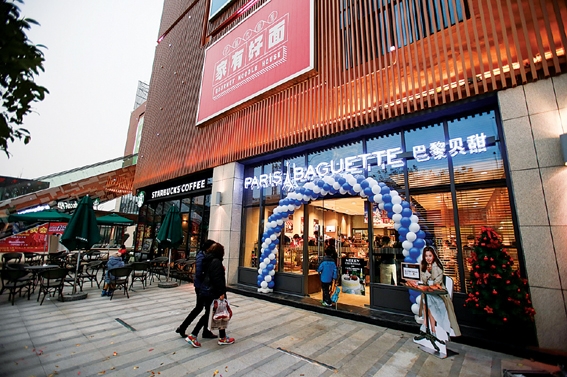 ▲ 파리바게뜨 글로벌 200호점 중국 링윈광창점. 사진 = SPC그룹