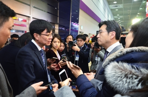 지난 12일 서울 코엑스에서 열린 제42회 프랜차이즈 서울 박람회에서 김상조 공정거래위원장(좌)과 박기영 한국프랜차이즈산업협회장이 대화를 나누고 있다. 한국프랜차이즈산업협회 제공