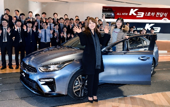 올 뉴 K3’ 1호차 주인공인 정은욱 씨와 그의 딸 진영주 양이 권혁호 기아차 국내영업본부장과 함께 기념촬영을 하고 있는 모습. 사진=기아자동차.