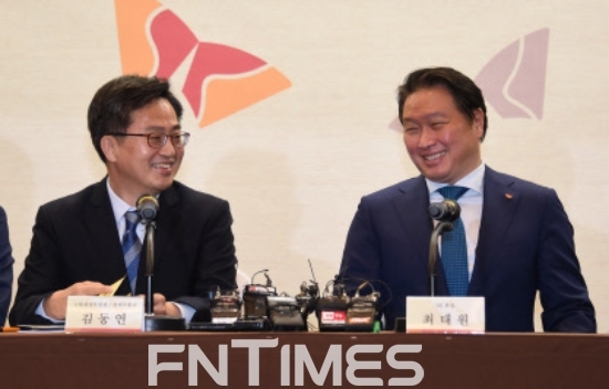 14일 김동연(왼쪽) 경제부총리 겸 기획재정부 장관이 서울 서린동 SK본사에서 ‘현장 소통 간담회’를 갖고 최태원 SK그룹 회장과 인사를 나눈뒤 웃고 있다. 사진=기획재정부.