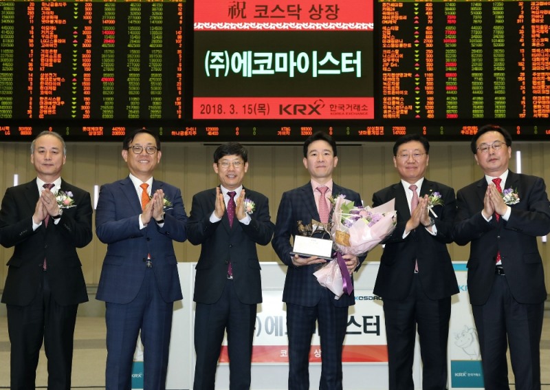 (왼쪽부터) 최규준 한국IR협의회 부회장, 권희백 한화투자증권 대표이사, 정운수 한국거래소 코스닥시장본부장 직무대행, 오상윤 (주)에코마이스터 대표이사, 나재철 대신증권 대표이사, 송윤진 코스닥협회 부회장