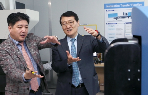 위성호 신한은행장(오른쪽)이 13일 2018년도 첫 번째 현장경영에서 충북 청주시 소재 ㈜그린광학을 방문해 조현일 대표이사(왼쪽)와 제품에 대한 의견을 나누고 있다. / 사진= 신한은행