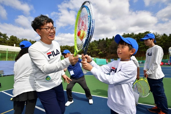 다문화·저소득층 어린이 초청 테니스 캠프에서 이대훈 농협은행장 / 사진= 농협은행