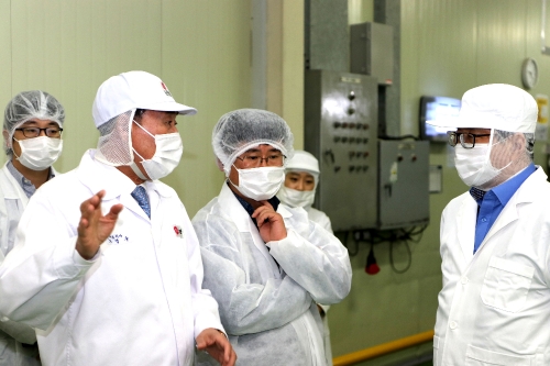 이영호 롯데푸드 대표이사(맨 우측)와 노영수 동화 대표이사(앞줄 좌측)이 생산 현장에서 의견을 나누고 있다. 롯데푸드 제공