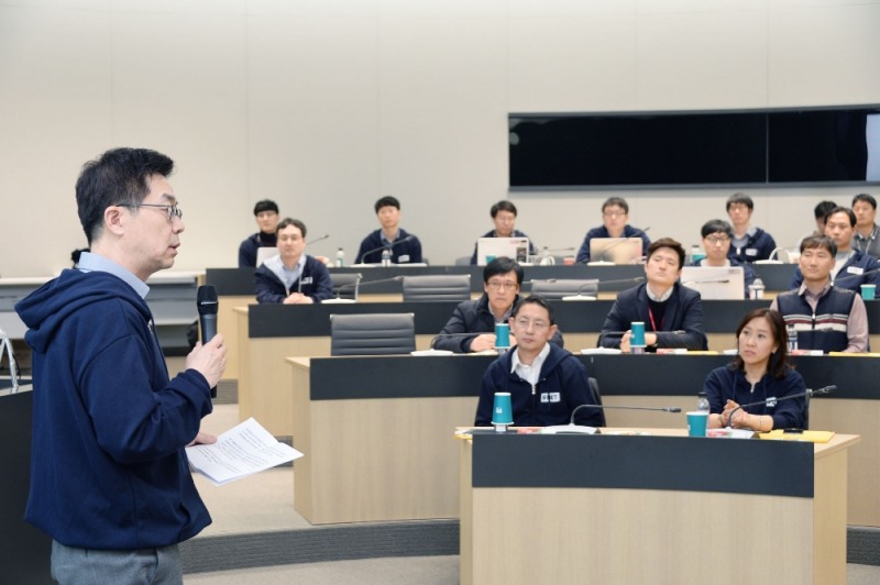 △15일 서울 강서구에 위치한 LG사이언스파크에서 열린 LG전자 소프트웨어 품질전문가 인증식에서 LG전자 박일평 CTO(사장)이 신규 선발된 소프트웨어 품질전문가들에게 소프트웨어 품질의 중요성을 설명하고 있다