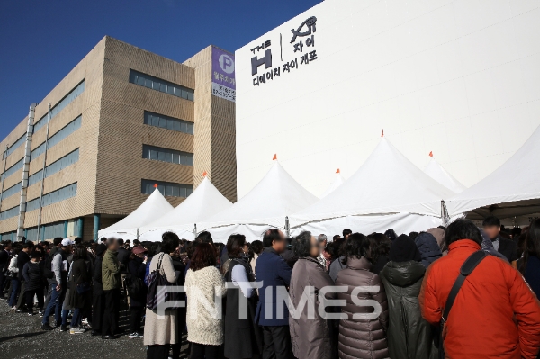 지난달 16일 문을 연 '디에이치자이 개포' 견본주택에 실수요자들이 입장 대기하고 있다.