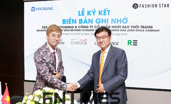 9일 김치형 효성 베트남 동나이법인 부사장(오른쪽)과 이정민 (주)패션스타 대표가 기능성제품의 베트남 로컬시장 확대를 위한 업무협약을 체결하고 있다. 사진=효성.