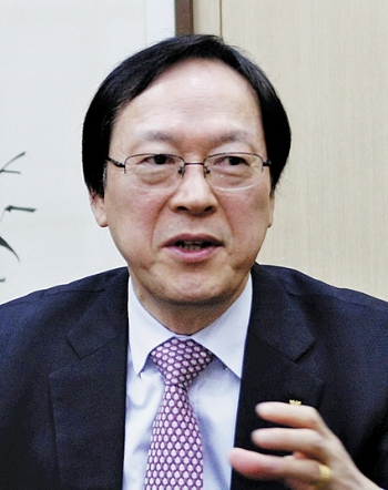 △ 김용환 NH농협금융지주 회장(사진)이 14일 서울 서대문구 농협 본사에서 한국금융신문과 만난 인터뷰에서 “그동안 시스템을 갖추는데 주력했다”며 "한 번 털어내고 내실을 다진 만큼 이제 뛰면 된다”고 말했다. / 사진= 한국금융신문
