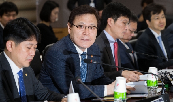 최종구 금융위원장이 19일 서울 종로구 정부서울청사 금융위원회에서 열린 금융분야 데이터활용 및 정보보호를 위한 간담회에 참석해 모두발언을 하고 있다. / 사진= 금융위원회