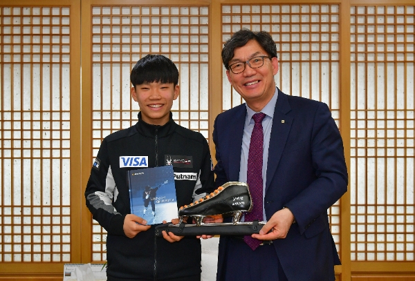 이대훈 은행장(오른쪽)과 김태완 선수(왼쪽)가 응원메세지를 담은 책자와 스케이트를 들고 기념사진을 촬영하고 있다. / 사진= NH농협은행