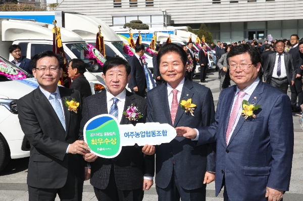 농협중앙회 본관광장에서 종합업적 20개 최우수 농. 축협 차량전달식. 왼쪽부터 김경규 농림축산식품 해양수산부. 기획조정실상. 이광수 여주농협 조합장. 김병원회장. 설훈 국회 농림축산식품부 해양수산위원장.