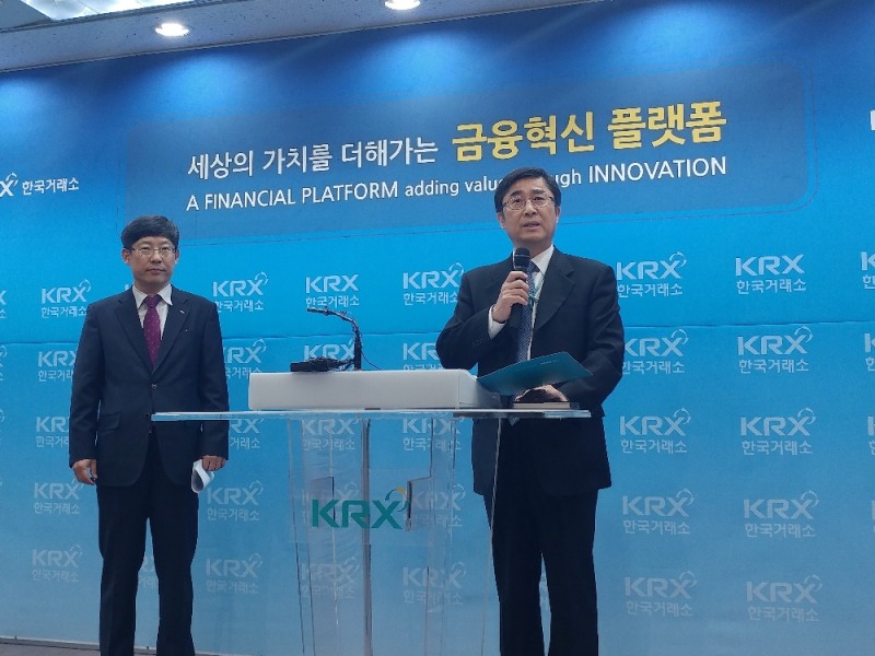 길재욱 한국거래소 코스닥시장위원장(오른쪽)과 정운수 코스닥시장본부장은 21일 여의도 서울사옥에서 취임 기념 기자감담회를 가졌다. 길 위원장이 먼저 취임 소감과 포부를 말하고 있다.