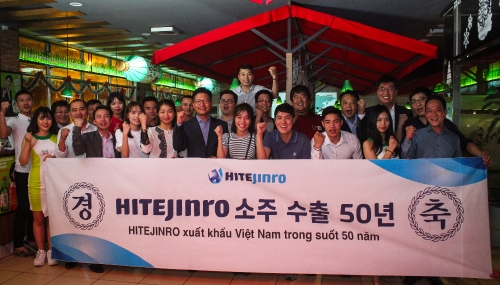 지난 20일 베트남 하노이 법인사무소에서 황정호 해외사업본부장(맨 앞줄 좌측부터 6번째)을 비롯한 임직원들이 하이트진로 소주 수출 50주년 기념 촬영을 하고 있다. 하이트진로 제공