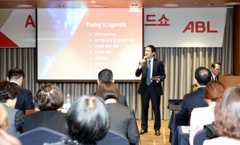 △21일 울산 롯데시티호텔에서 열린 ‘ABL 영업현장 로드쇼’에서 순레이 ABL생명 사장이 울산지역 설계사들 앞에서 발표를 하고 있다. / 사진=ABL생명
