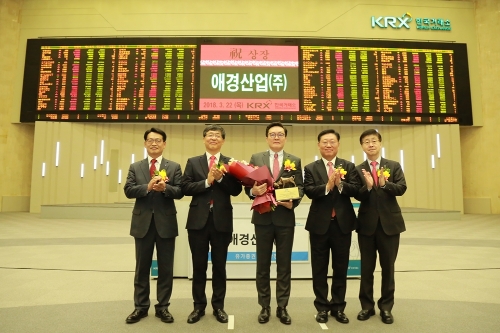 (좌측부터) 김원대 한국IR협의회 회장, 이은태 한국거래소 유가증권시장본부장, 이윤규 애경산업(주) 대표이사, 나재철 대신증권 대표이사, 김정운 상장회사협의회 부회장이 22일 오전 서울 여의도 한국거래소 홍보관에서 열린 ‘생활뷰티기업 애경산업 유가증권시장 상장식’에 참석해 기념촬영을 하고 있다. 애경산업 제공