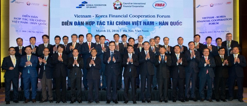 은행연합회 22일 베트남 하노이에서 베트남은행협회 및 해외금융협력협의회와 공동으로 한-베 금융협력포럼을 개최했다. 맨 앞 줄 왼쪽에서 다섯번째부터 레 꽁(Le Cong) 베트남은행협회 부회장, 응웬 또앙 탕(Nguyen Toan Thang) 베트남은행협회 사무총장, 최종구 금융위원장, 레 밍 홍(Le Minh Hung) 베트남 중앙은행 총재, 김태영 은행연합회장, 손상호 금융연구원장. / 사진= 은행연합회