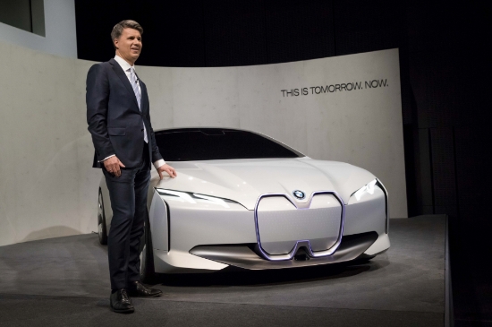 하랄드 크루거 (Harald Kruger)BMW 그룹 회장이 BMW i 비전 다이내믹스 콘셉트카 앞에서 포즈를 취하고 있다. 사진=BMW코리아.