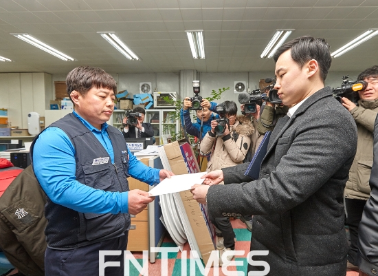 21일 금호타이어 일반직 대표단이 노동조합에 '법정관리 반대 및 외자유치 찬성' 내용이 담긴 성명서를 전달하고 있다. 사진=한국금융신문 DB.