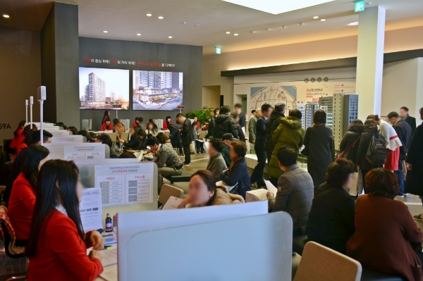 '논현 아이파크' 견본주택을 소비자들이 둘러보고 있다. 사진=HDC아이앤콘스.